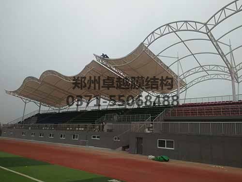 安裝膜結構具有一定危險性，需做好安全措施