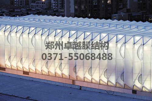 夜間車站透出柔和的燈光讓人感到非常的溫馨、輕松