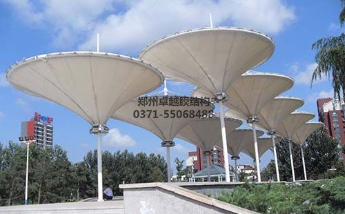 某廣場(chǎng)的景觀(guān)膜結(jié)構(gòu)遮陽(yáng)傘