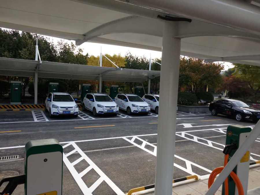 七字型的汽車停車棚，也是汽車蓬里，使用比較多的一款造型