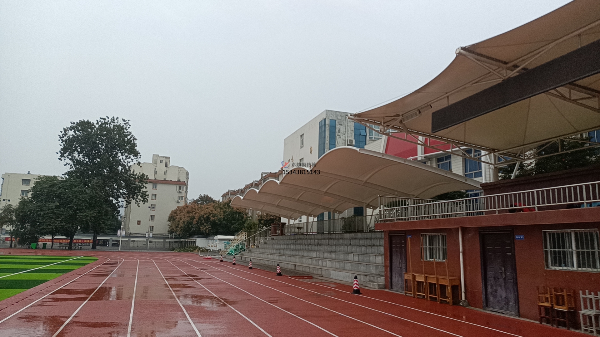 學(xué)校田徑場<font color='red'>膜結(jié)構(gòu)看臺</font>遮陽棚如何選擇材料？不同材料對其性能有何影響？